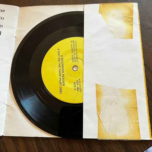 Read-A-Long Book and Record 45 -A Day On The Farm Vintage Kid Stuff Records Rare - Picture 2 of 6